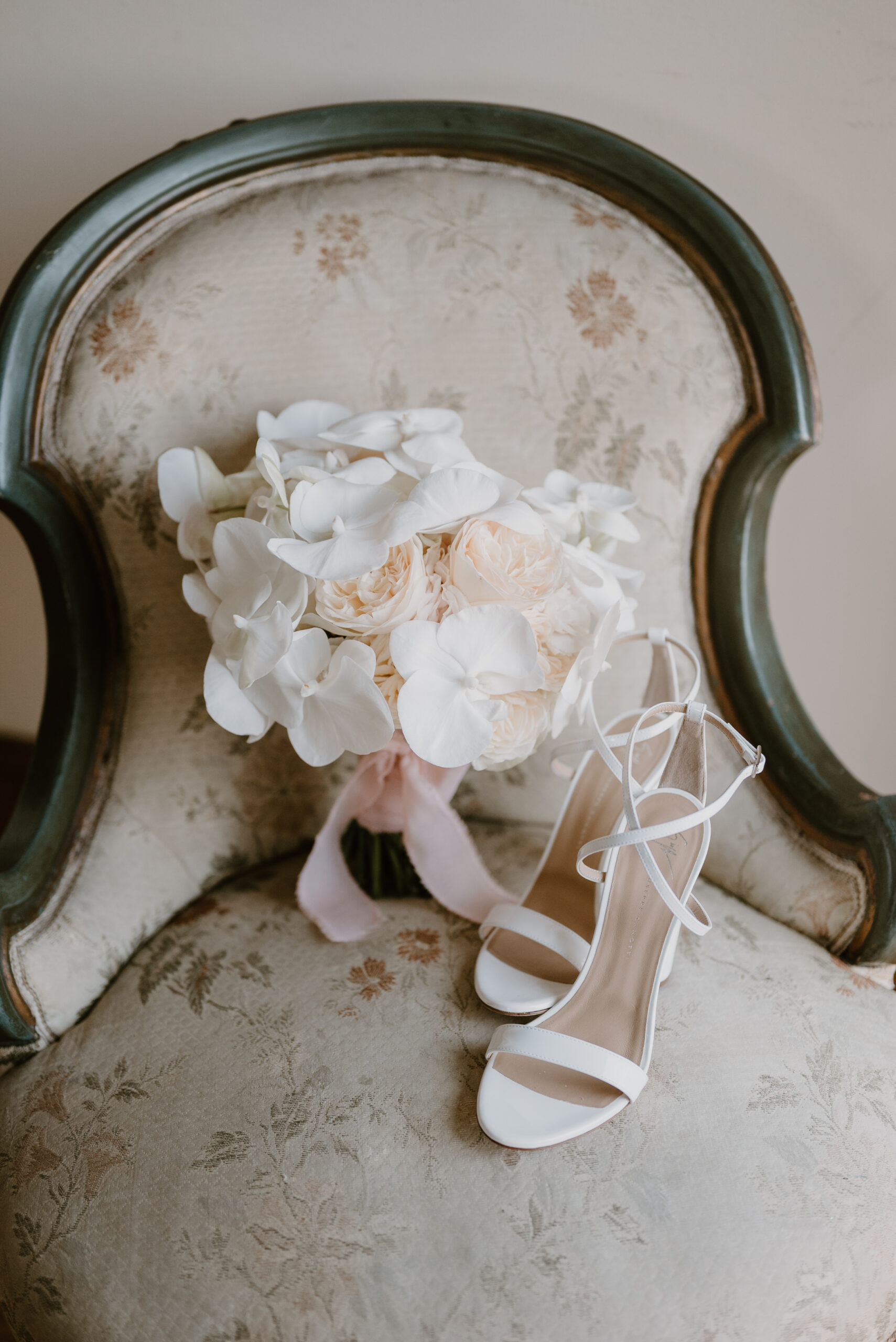 Bouquet e scarpe sposa