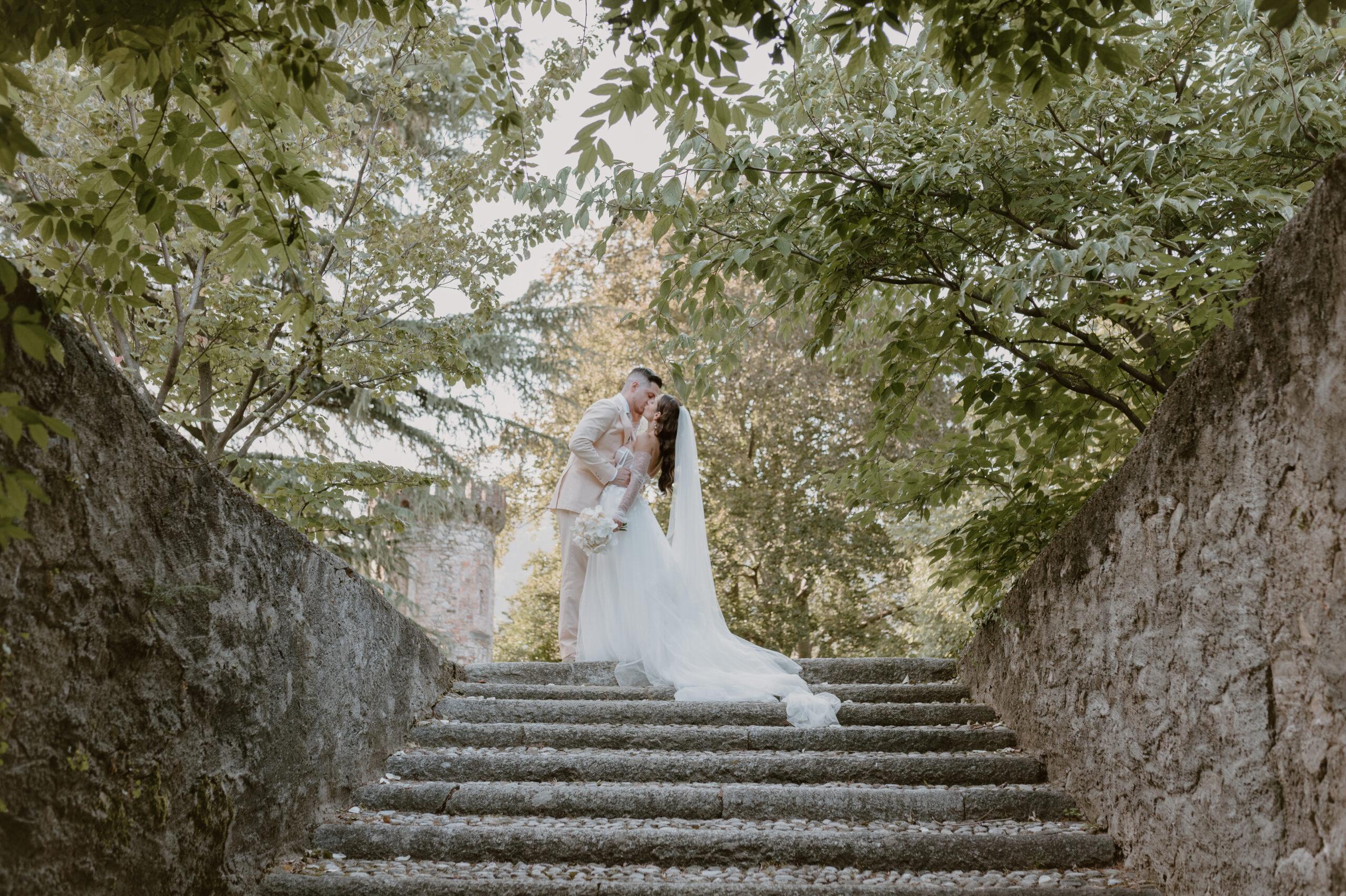 Bacio degli sposi a Villa le due torrette